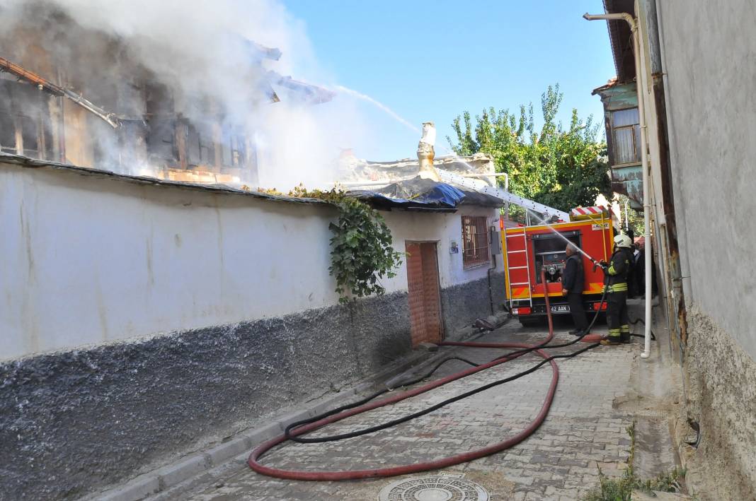 Konya'da yangın paniği! 2 eve sıçradı 3